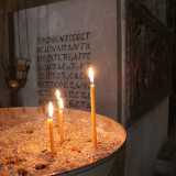 ...candele, scritte in greco...